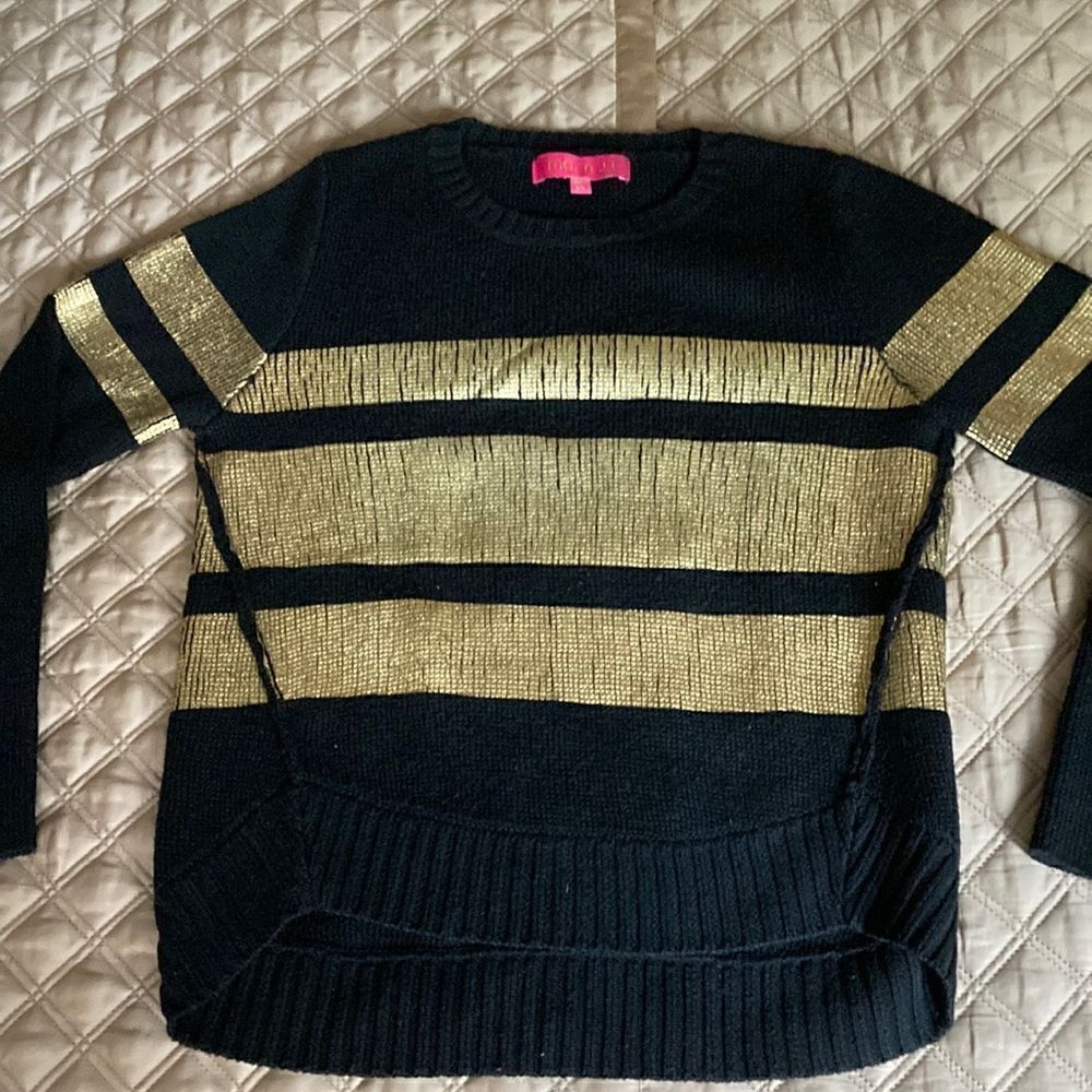 Me.N.U Women’s NWOT Black Pullover Sweater with Metallic Gold Stripes. Size XS.